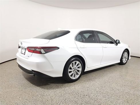 Used 2022 Toyota Camry LE image 5