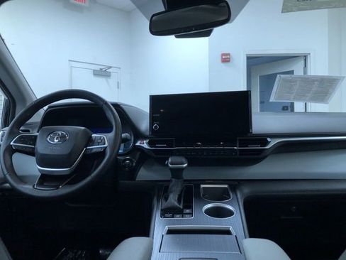 Certified 2025 Toyota Sienna XLE image 17