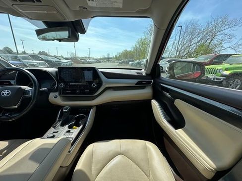 Used 2021 Toyota Highlander Platinum image 28