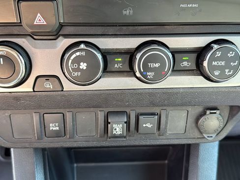 Used 2020 Toyota Tacoma SR5 AWD/4WD image 20