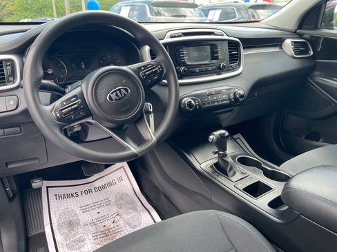 Used 2017 Kia Sorento FWD image 12
