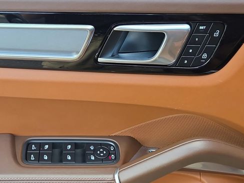 Certified 2023 Porsche Cayenne Turbo AWD/4WD image 7