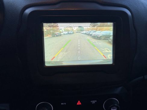 Used 2018 Jeep Renegade Altitude FWD image 18
