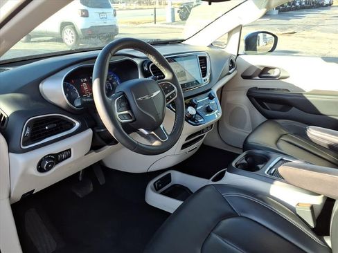 Certified 2023 Chrysler Pacifica Touring-L image 8