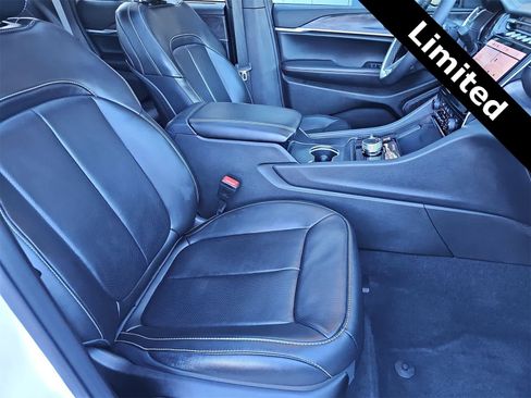 Used 2025 Jeep Grand Cherokee Limited w/ Luxury Tech Group II image 18