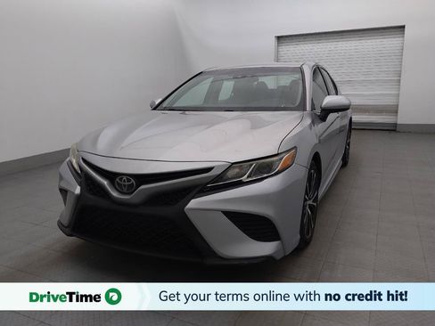 Used 2018 Toyota Camry SE FWD image 1