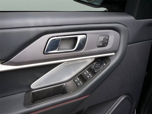 Used 2025 Ford Explorer ST image 17