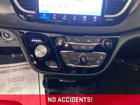 Used 2025 Chrysler Pacifica Select image 9