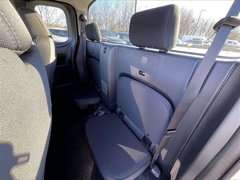 Used 2025 Nissan Frontier SV image 14
