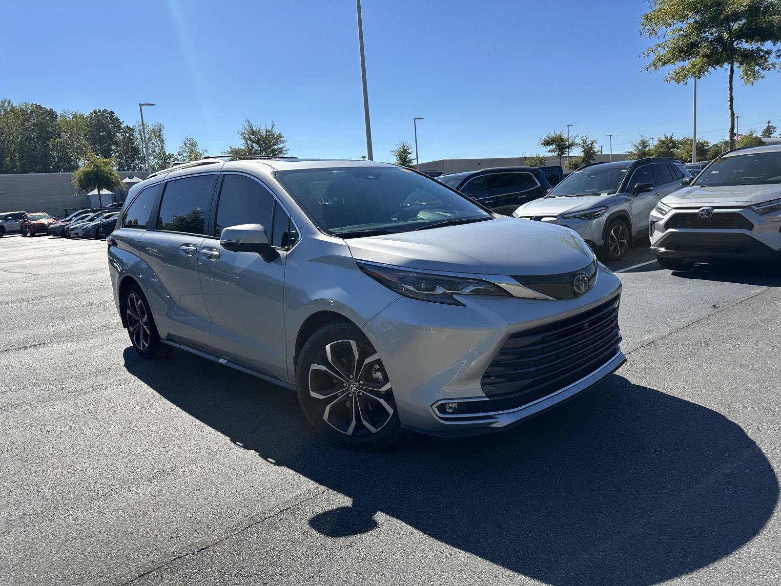 Used 2025 Toyota Sienna Platinum FWD image 4