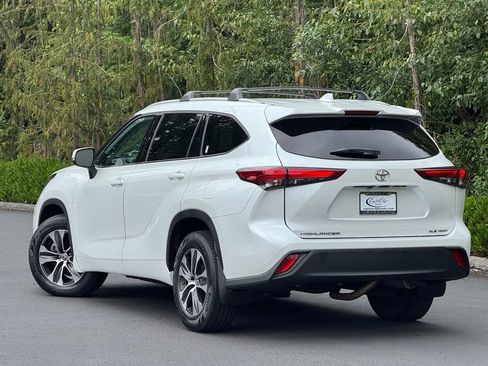 Used 2022 Toyota Highlander XLE AWD/4WD image 10