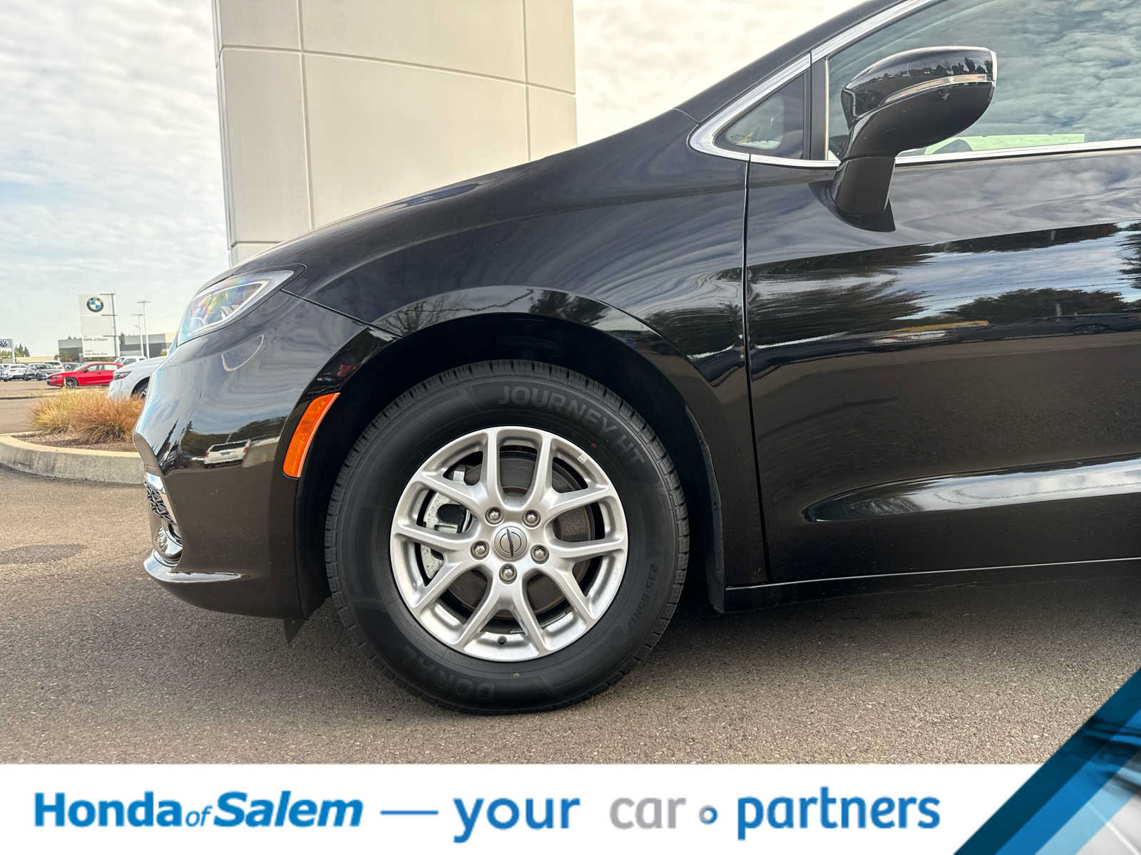 Used 2024 Chrysler Pacifica Touring-L FWD image 8