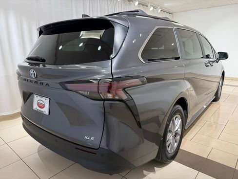 Used 2025 Toyota Sienna XLE w/ XLE Plus Package FWD image 5