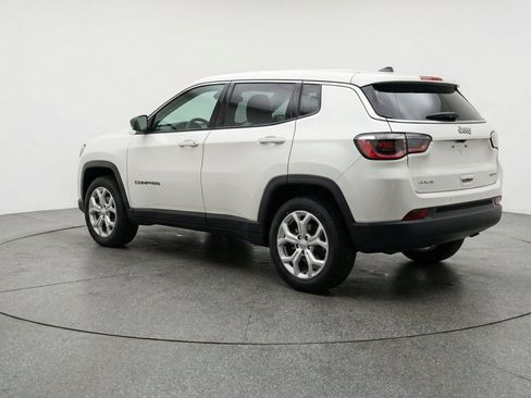 Used 2025 Jeep Compass Latitude AWD/4WD image 6