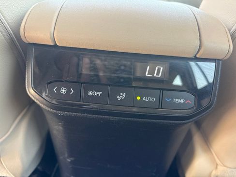 Used 2023 Toyota Highlander XLE AWD/4WD image 48