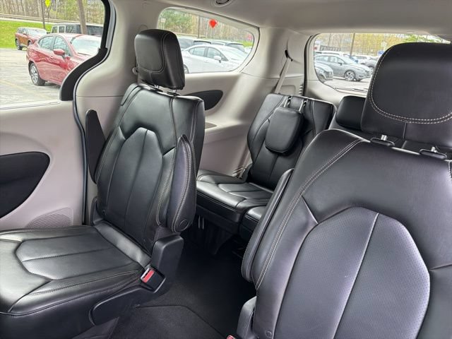 Used 2023 Chrysler Pacifica Touring-L FWD image 19