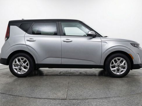 Used 2025 Kia Soul LX w/ LX Technology Package FWD image 11