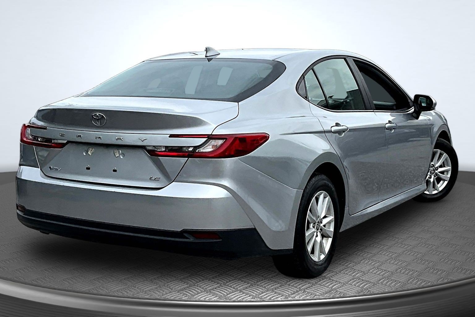 Used 2025 Toyota Camry LE FWD image 5