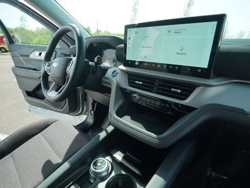 Used 2025 Ford Explorer Active AWD/4WD image 29