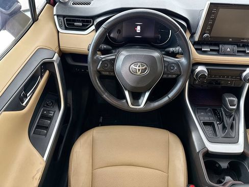 Used 2019 Toyota RAV4 Limited w/ Cold Weather Package FWD image 10