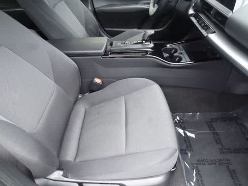 Used 2025 Toyota Prius LE FWD image 12