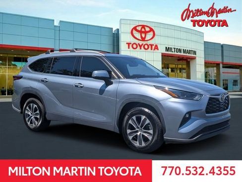 Used 2022 Toyota Highlander XLE FWD image 1