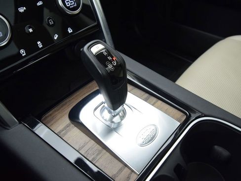 Used 2020 Land Rover Discovery Sport SE image 25