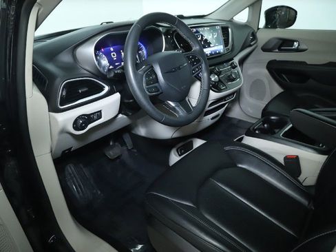 Used 2024 Chrysler Pacifica Touring-L FWD image 17