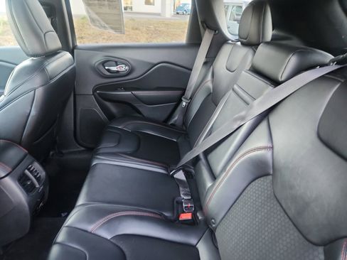 Used 2019 Jeep Cherokee Trailhawk w/ Cold Weather Group image 18