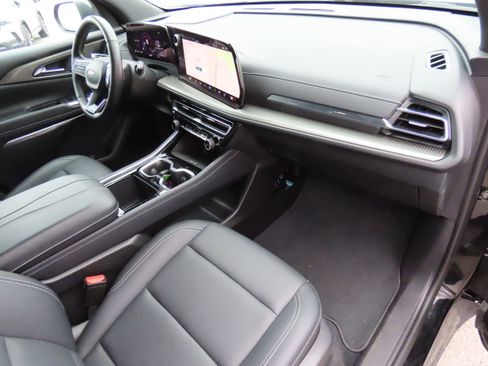 Used 2025 Chevrolet Traverse LT image 10