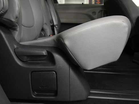 Used 2024 Toyota Sienna XLE FWD image 27