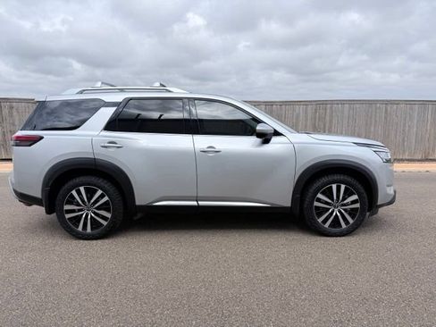 Used 2024 Nissan Pathfinder Platinum FWD image 5