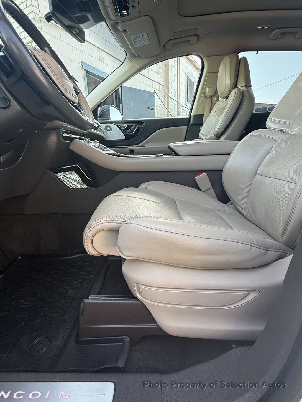 Used 2022 Lincoln Aviator Grand Touring w/ Equipment Group 301A AWD/4WD image 18