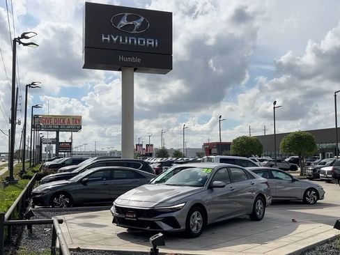 Certified 2025 Hyundai Elantra SE image 40