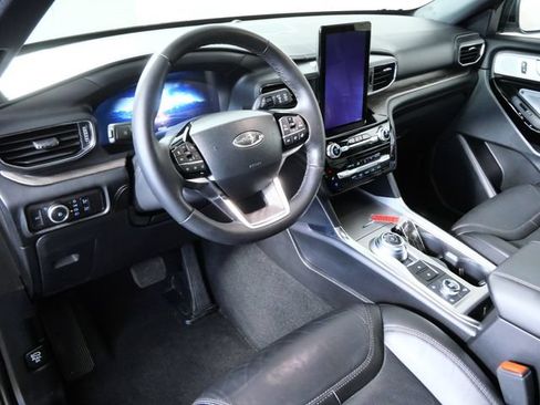 Certified 2023 Ford Explorer Platinum w/ Technology Package AWD/4WD image 3