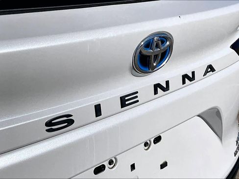 Used 2022 Toyota Sienna XLE image 30