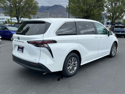 Used 2025 Toyota Sienna LE FWD image 7
