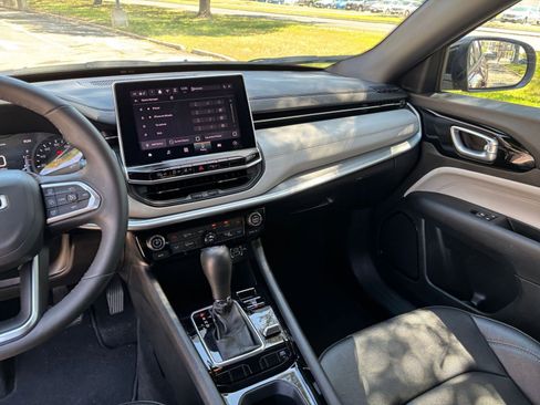 Used 2025 Jeep Compass Limited image 30