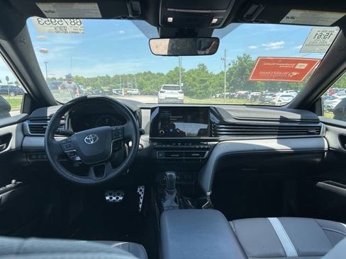 Used 2025 Toyota Camry SE w/ Convenience Package FWD image 4