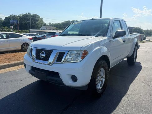 Used 2015 Nissan Frontier SV RWD image 3