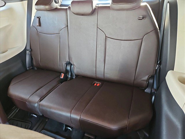 Used 2023 Toyota Sienna Platinum FWD image 22