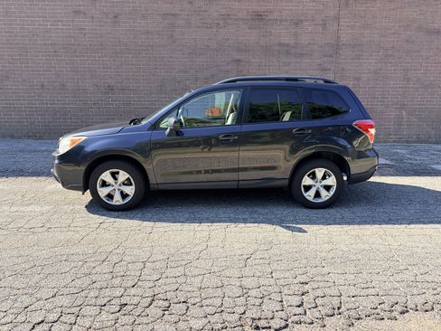Used 2015 Subaru Forester 2.5i Premium AWD/4WD image 2