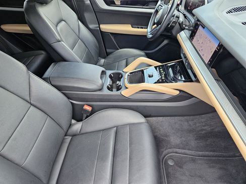 Certified 2024 Porsche Cayenne AWD/4WD image 15
