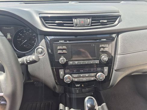 Used 2017 Nissan Rogue SV AWD/4WD image 14