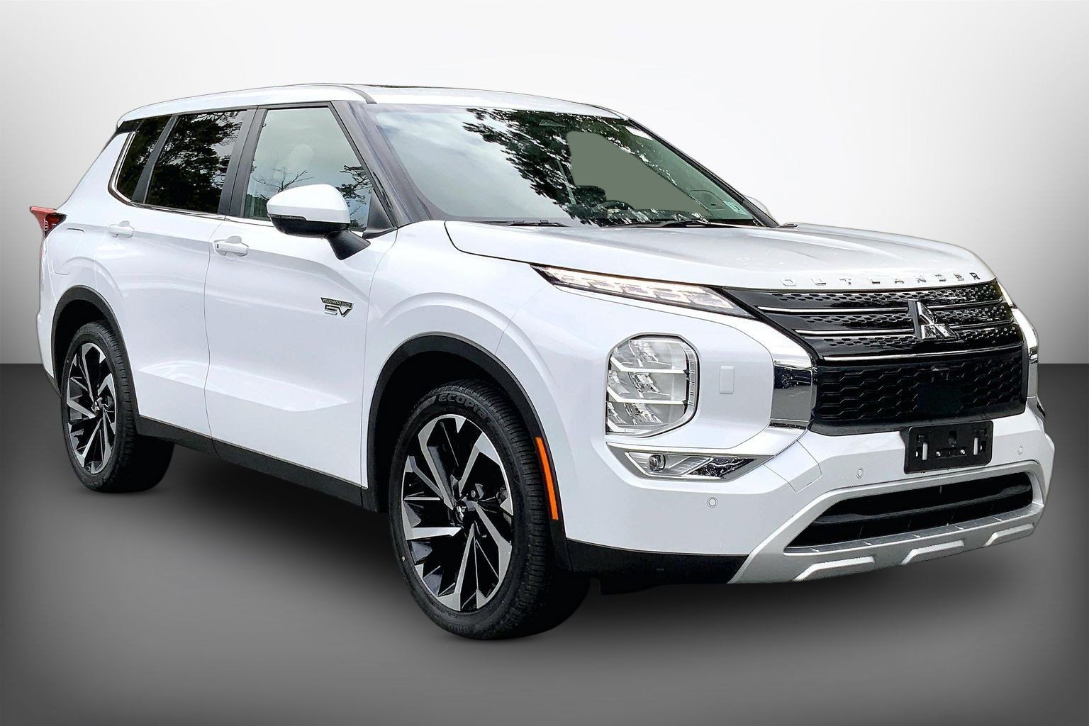 Used 2025 Mitsubishi Outlander 4WD Plug-In Hybrid image 3