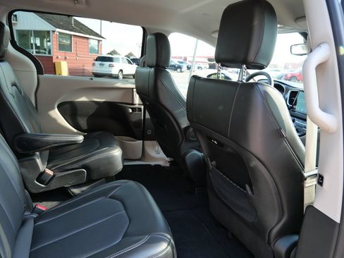 Used 2024 Chrysler Pacifica Touring-L FWD image 13