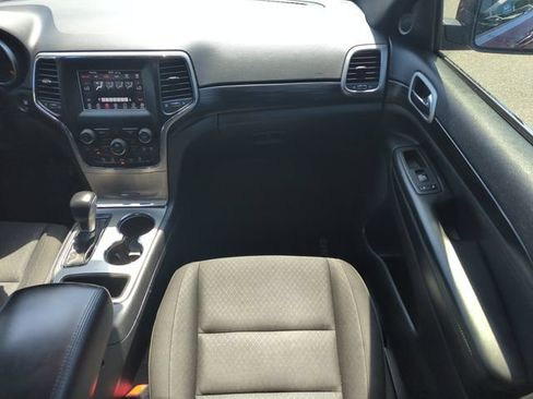 Used 2020 Jeep Grand Cherokee Laredo RWD image 15