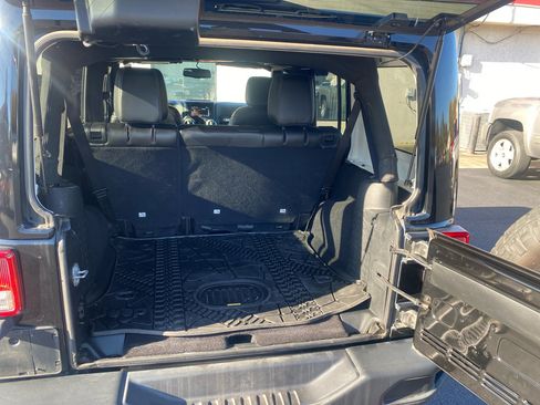 Used 2016 Jeep Wrangler Unlimited Rubicon image 11