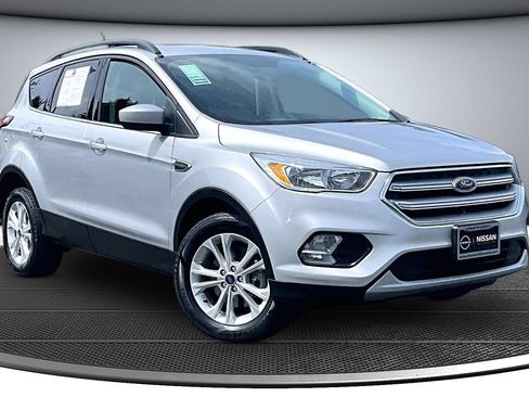 Used 2018 Ford Escape SE w/ SE Sync 3 Package AWD/4WD image 1