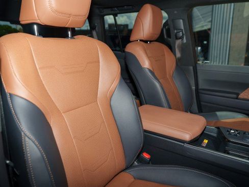 Used 2025 Lexus GX 550 w/ Accessory Package (31) AWD/4WD image 27